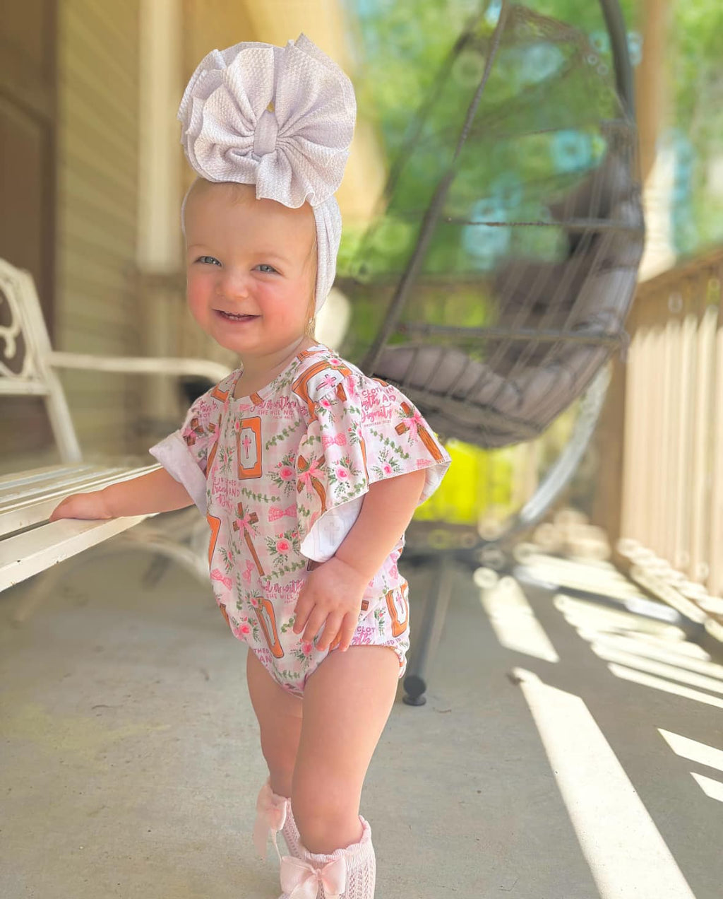 Bows and cross flutter leo