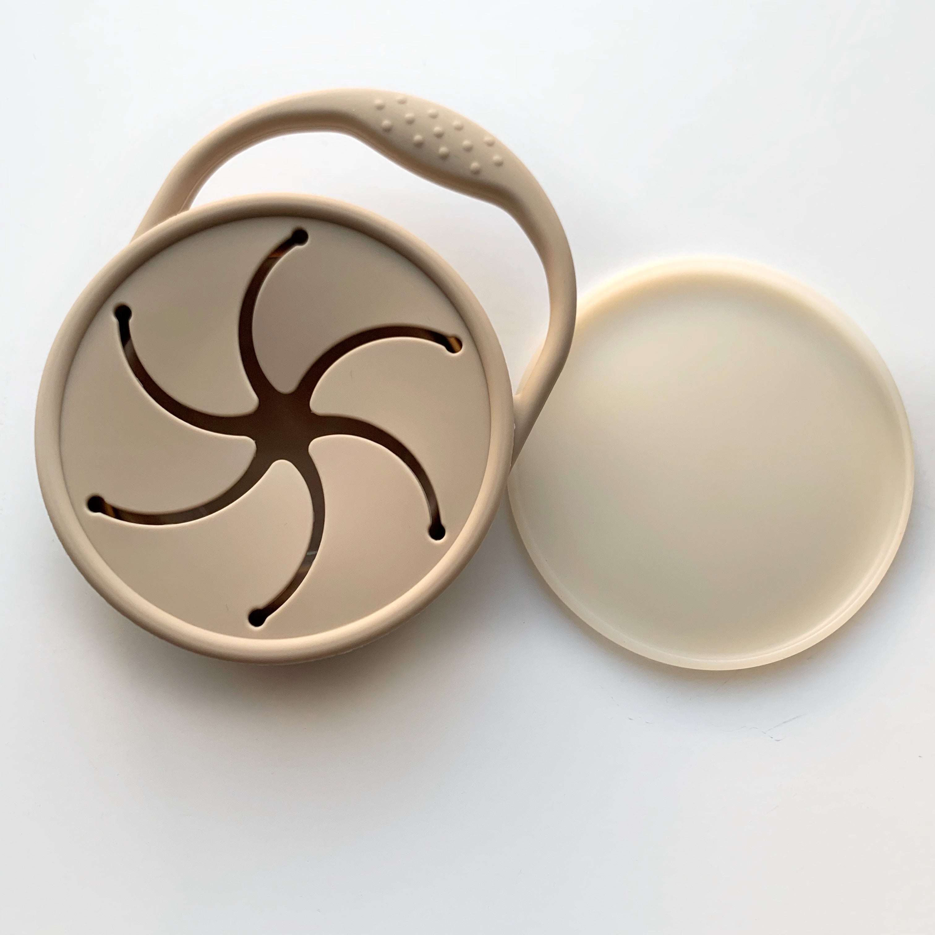 Collapsible Silicone Snack Cup: Perfect for On-the-Go Snacking!