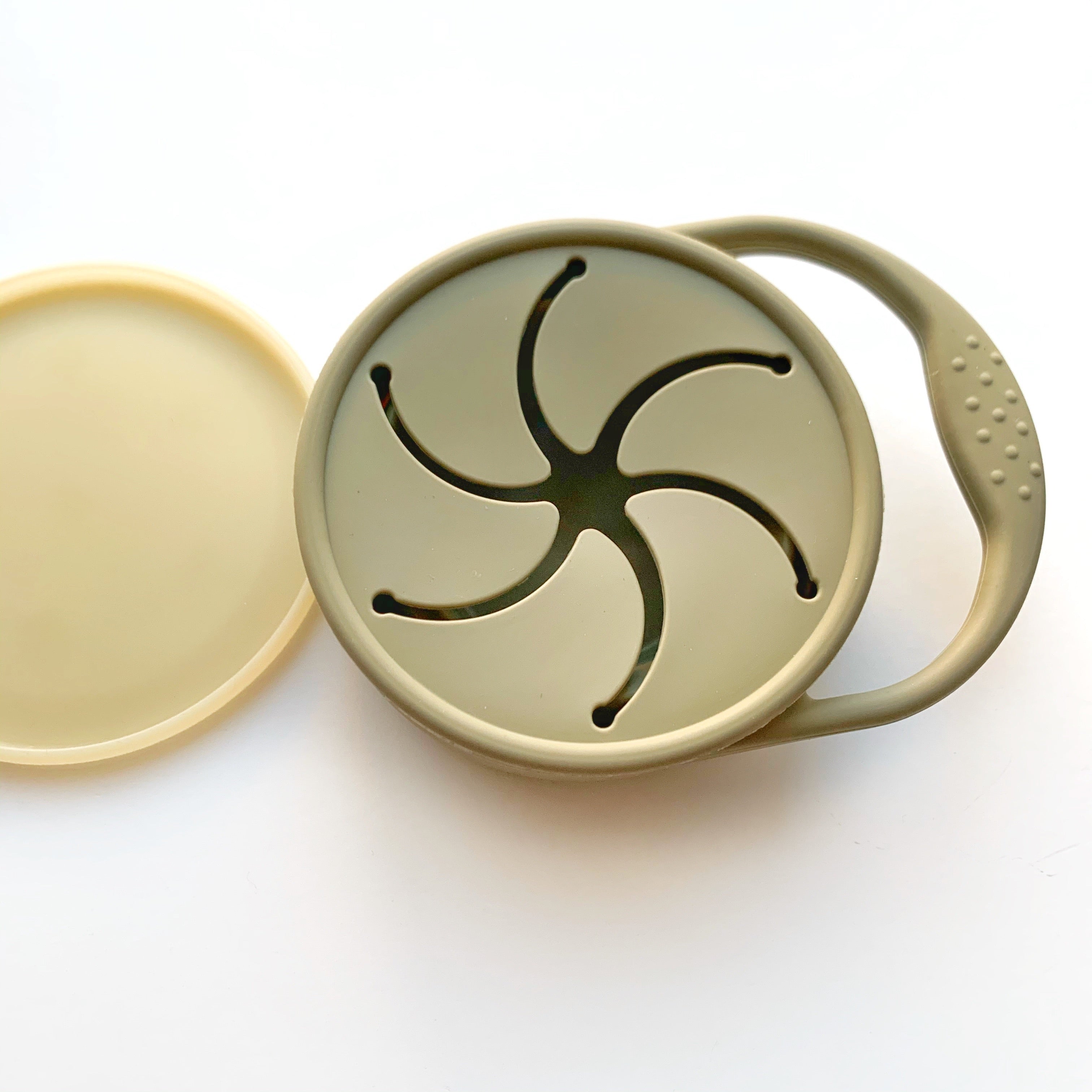Collapsible Silicone Snack Cup: Perfect for On-the-Go Snacking!