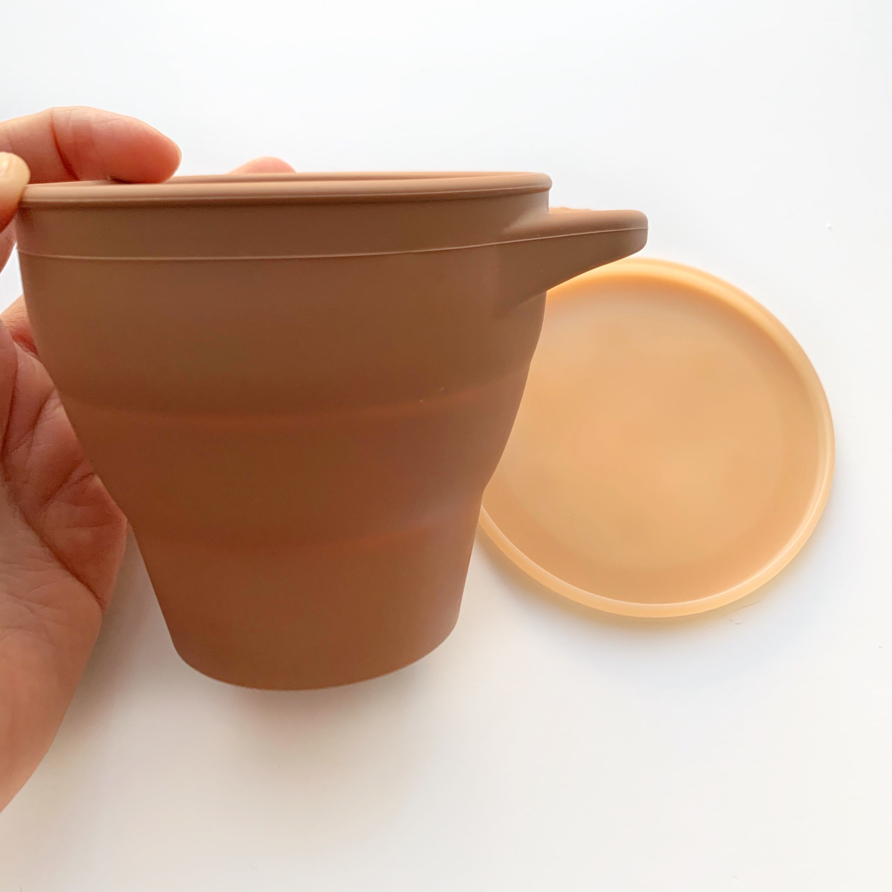 Collapsible Silicone Snack Cup: Perfect for On-the-Go Snacking!