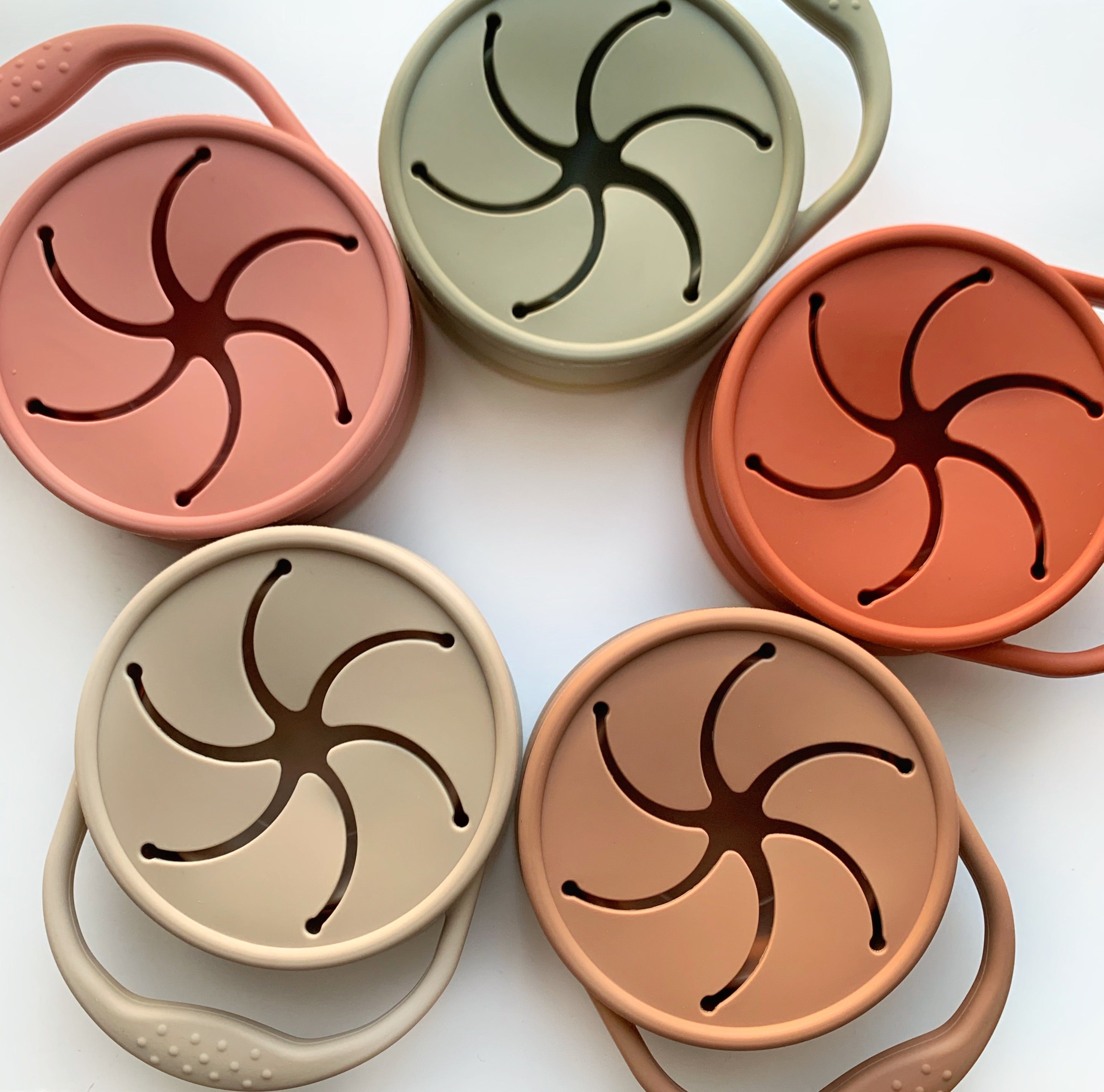 Collapsible Silicone Snack Cup: Perfect for On-the-Go Snacking!